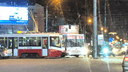 Автобус столкнулся с трамваем напротив «Галереи» — на месте до сих пор пробка
