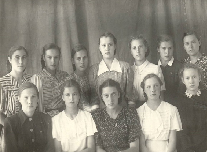 Фотография первого последнего звонка в СССР в 1948 году (школа <nobr class="_">№ 47)</nobr> Фотография первого последнего звонка в СССР в 1948 году (школа <nobr class="_">№ 47)</nobr>
