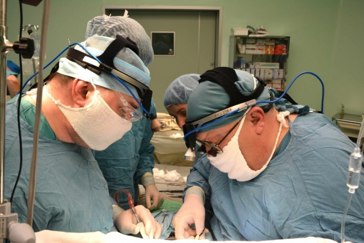 Сердца пациентов, которых оперирует Кирилл Горбатиков (на фото справа), по размеру сравнимы с куриным яйцом