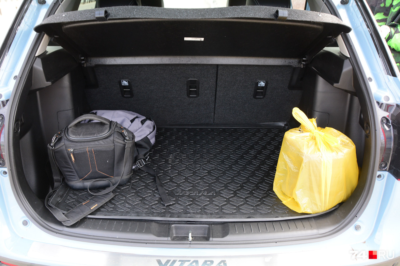 Багажник небольшой (375 литров), но удобной формы и без порога