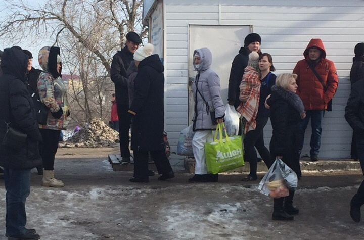 Женщина успела накрыть одеялом малышку, а сама без куртки выбежала на улицу Женщина успела накрыть одеялом малышку, а сама без куртки выбежала на улицу