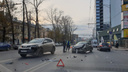 Московское шоссе парализовало: около «Максимилианса» лоб в лоб столкнулись две иномарки