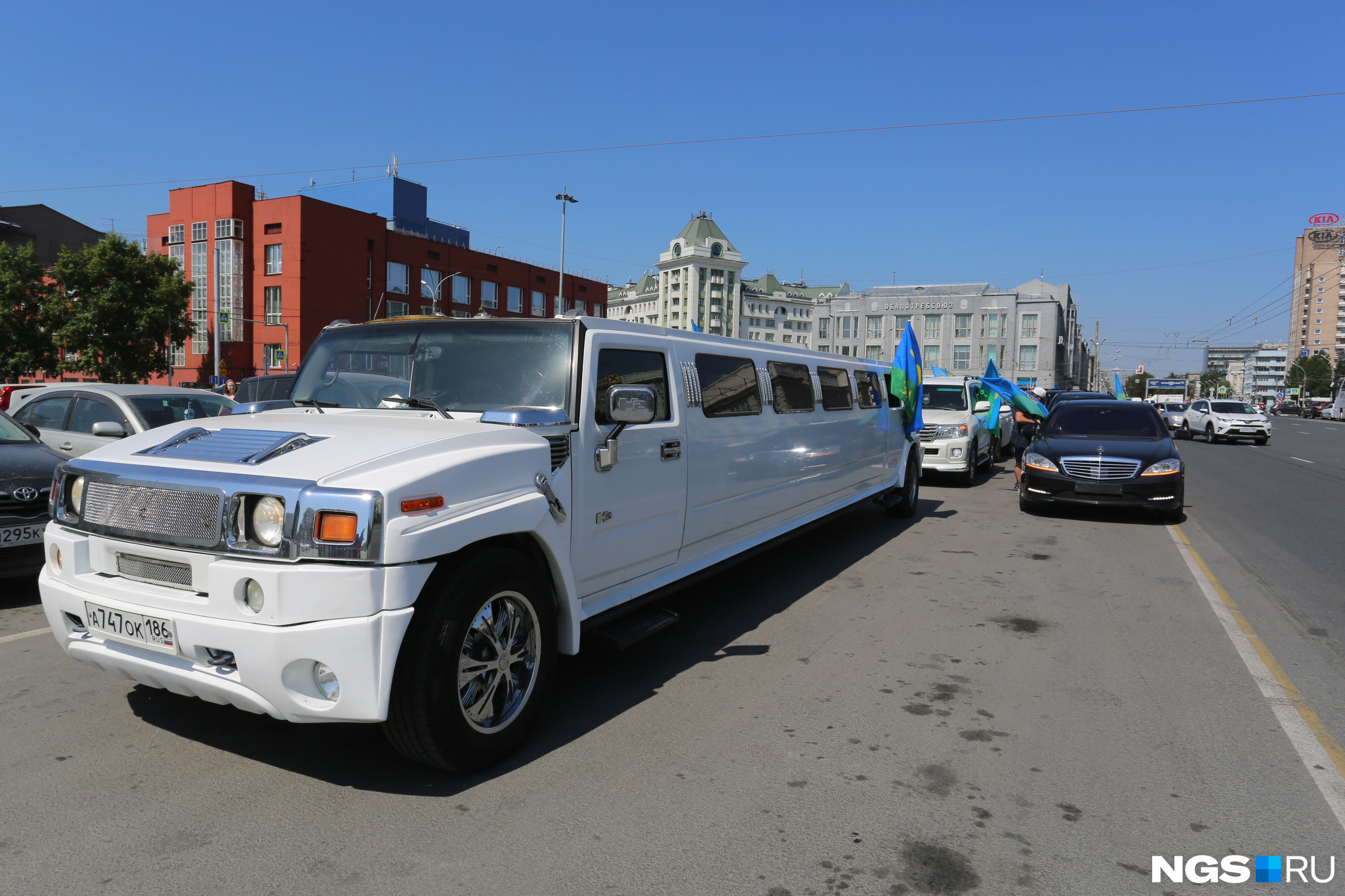 На площади Ленина припарковался лимузин с флагами ВДВ