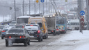 Тише едешь — дальше будешь: из-за снегопада Челябинск встал в пробках в вечерний час пик