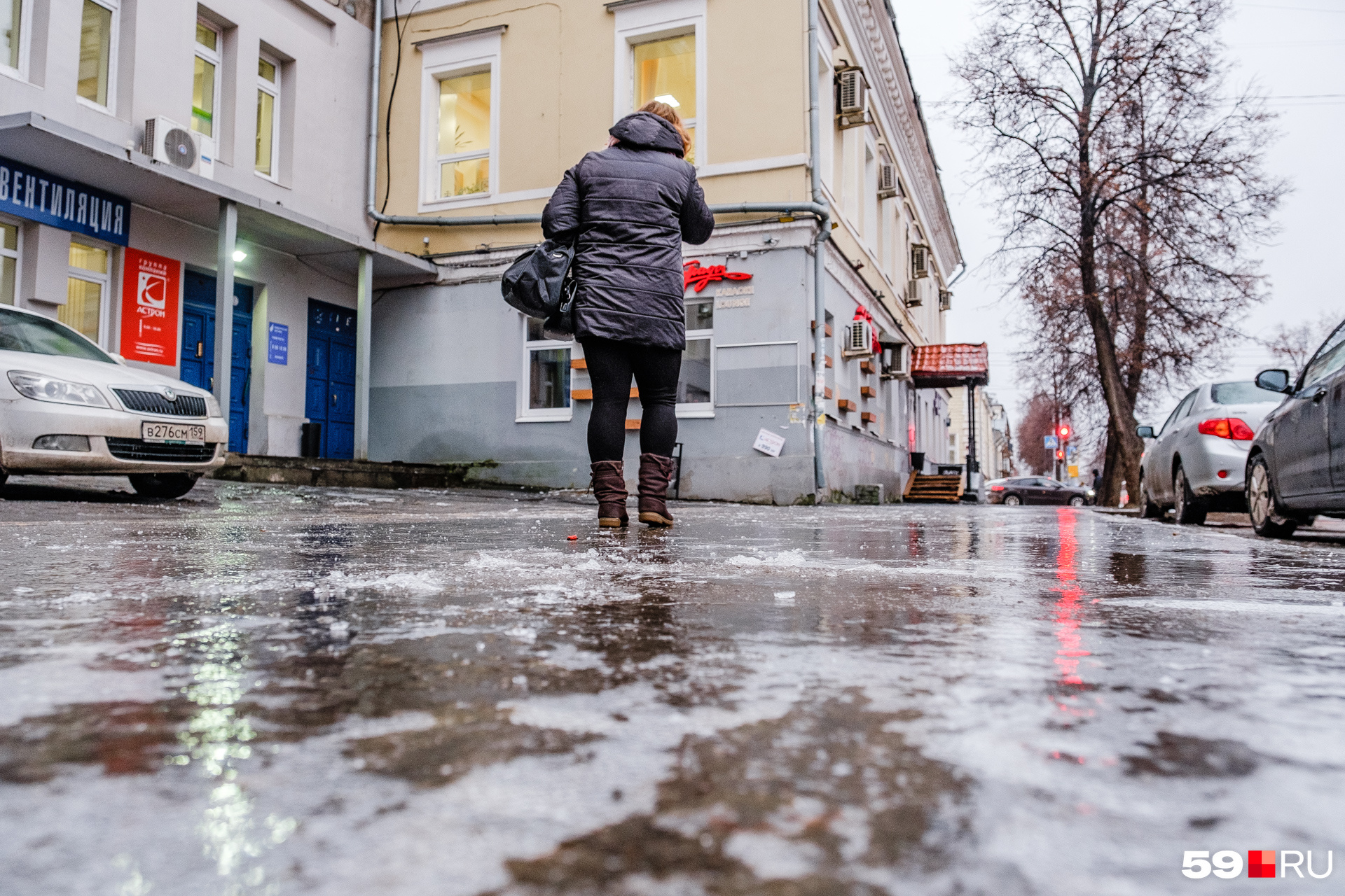 На тротуарах лед до сих пор сохраняется На тротуарах лед до сих пор сохраняется
