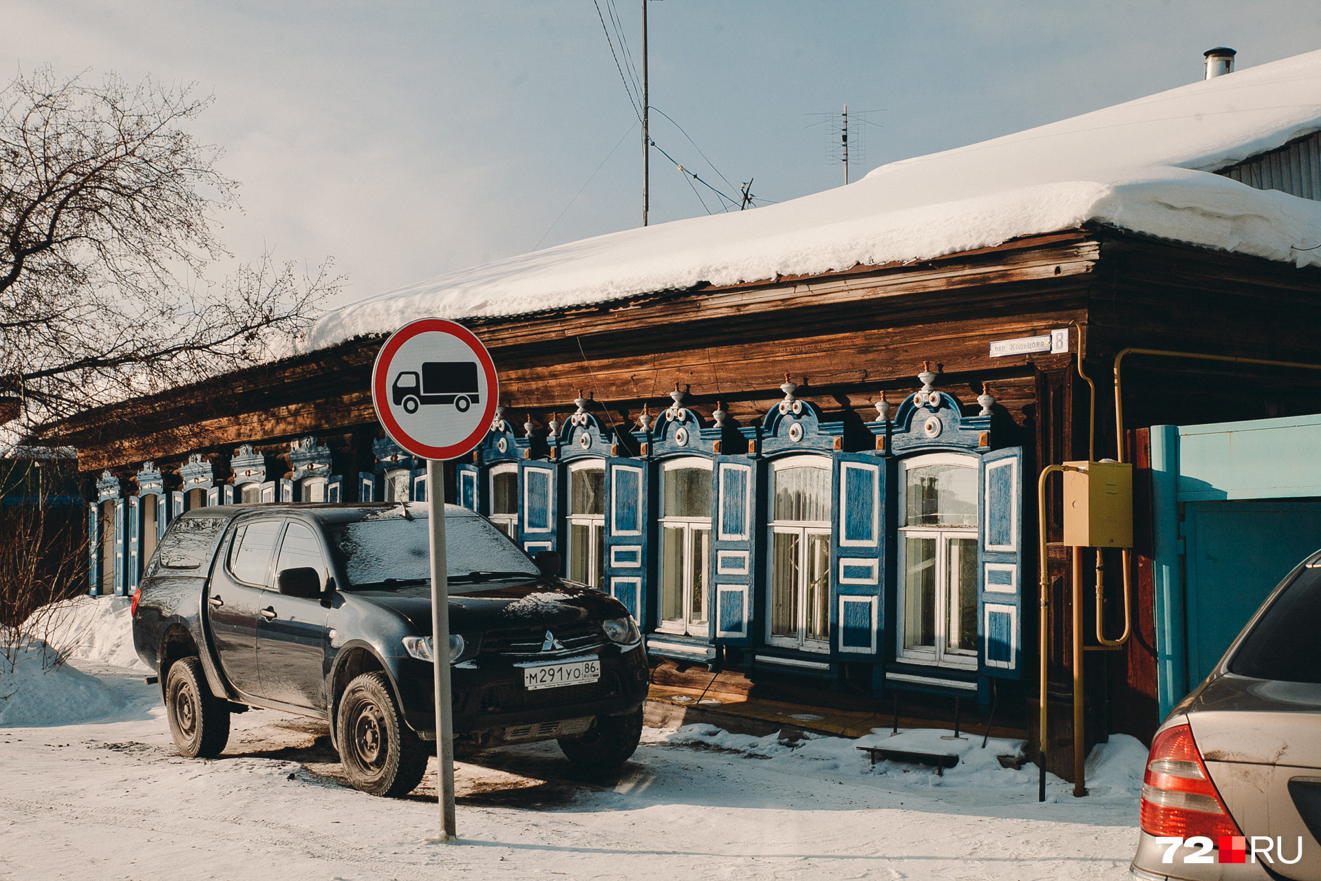 Улицы, расположенные вблизи лога, закрыты для грузового транспорта. Если во время строительства сюда направят тяжелую технику, она разобьет остатки местных дорог Улицы, расположенные вблизи лога, закрыты для грузового транспорта. Если во время строительства сюда направят тяжелую технику, она разобьет остатки местных дорог
