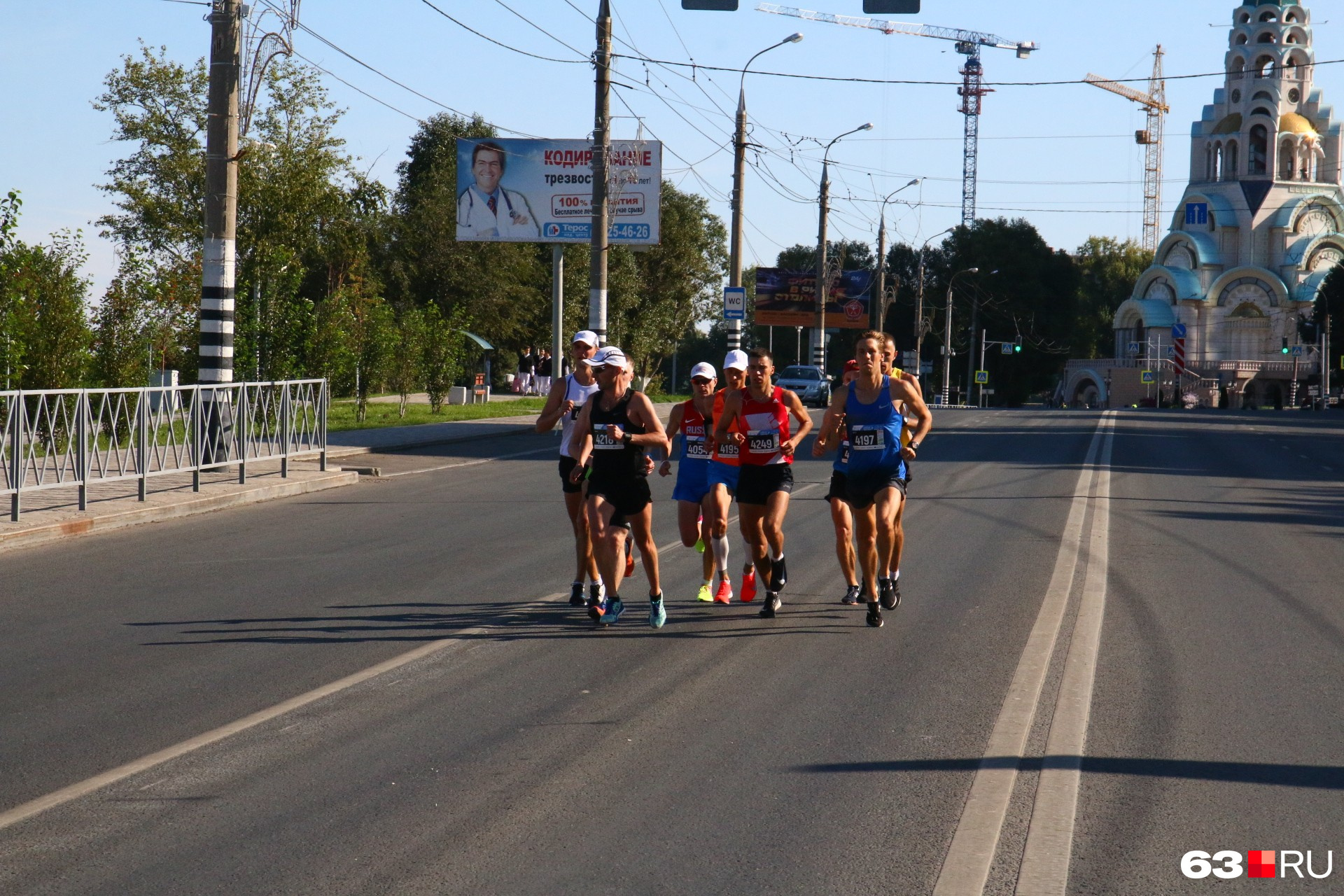 25 спортсменов