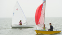 Дым в паруса: 70 юных яхтсменов устроили гонки по Обскому морю в дымке