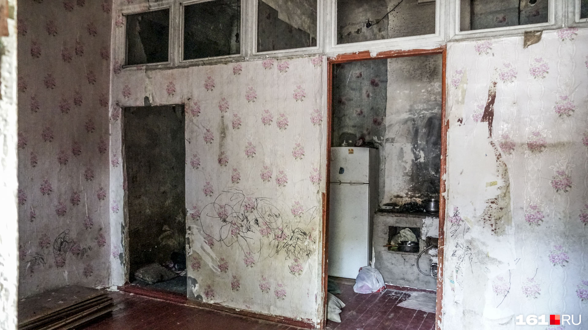 Со временем дом превратился в логово тараканов и крыс