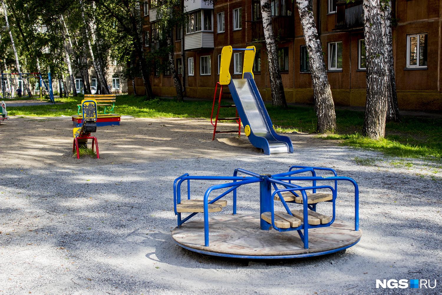 Парковку установят вплотную к детской площадке Парковку установят вплотную к детской площадке