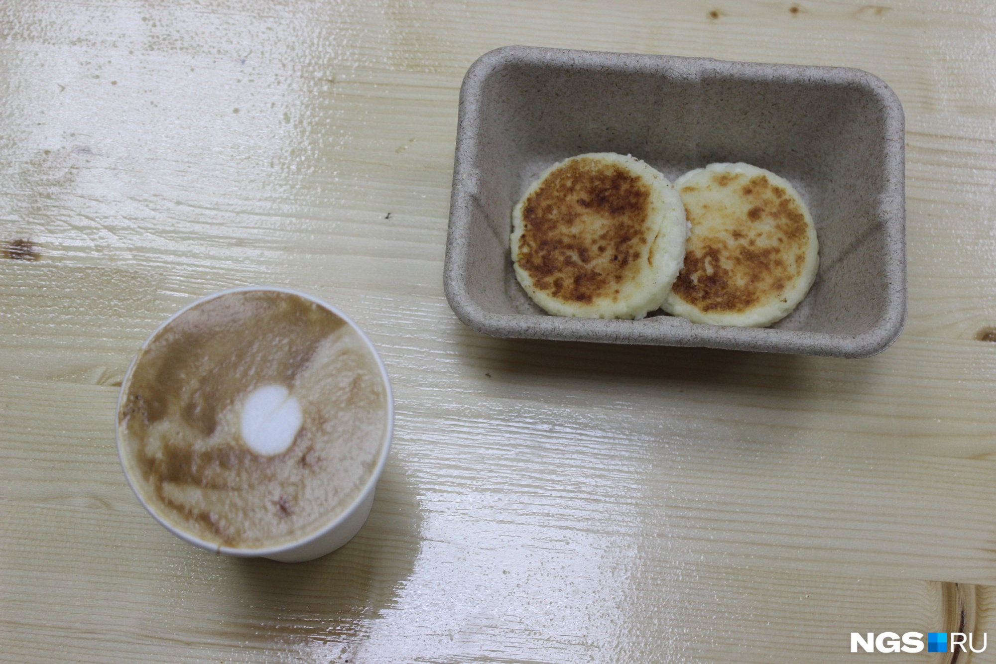 В привычные блюда в кафе добавляют неожиданные ингредиенты. Например, эти сырники сделаны с кокосовой стружкой. Фото Стаса Соколова 