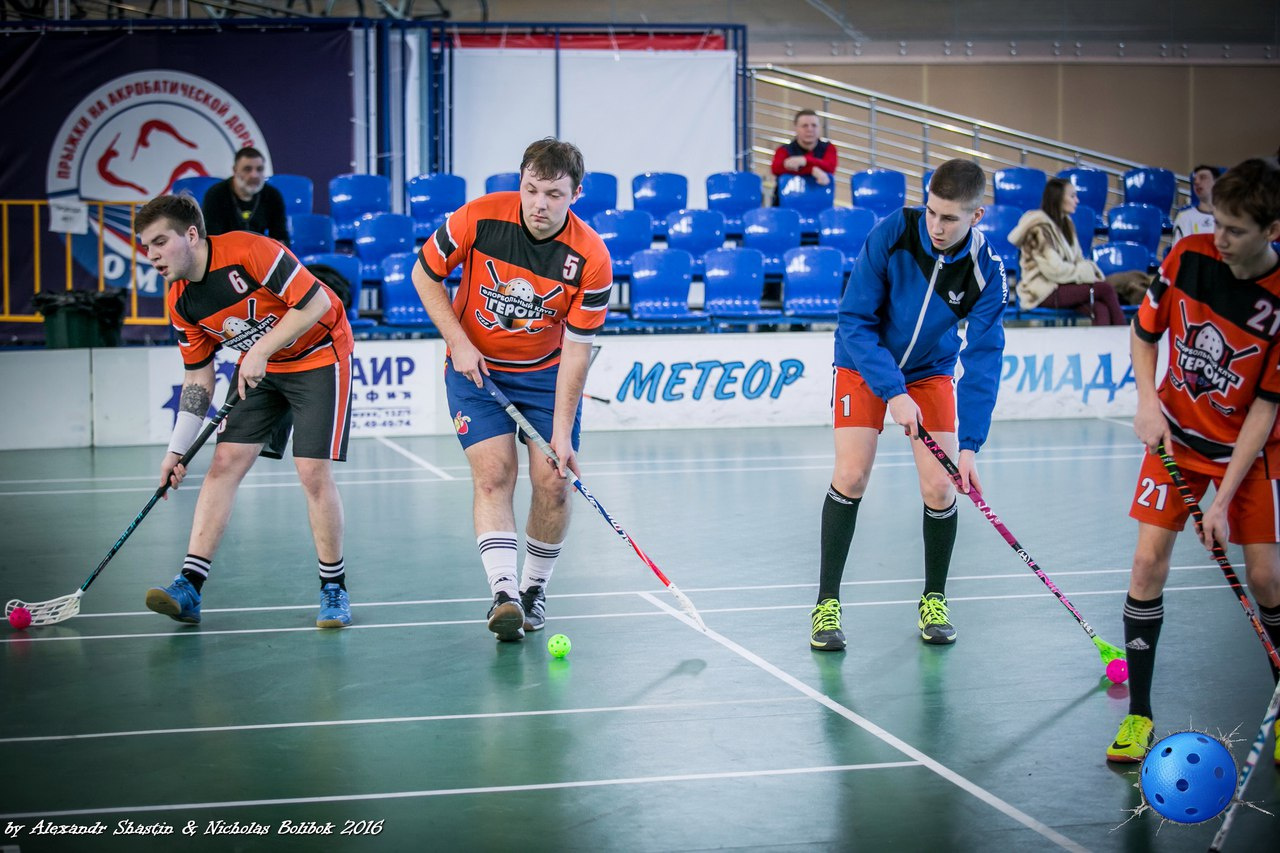Игра во флорбол на Кубке России. В оранжевых майках играют новосибирские спортсмены