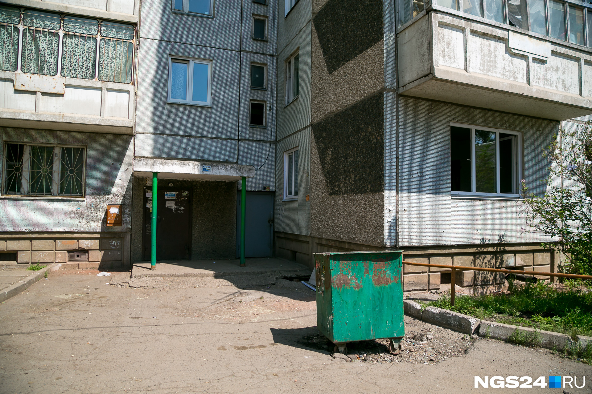 Ровно то же место спустя 2 года. Помойки на крыльце нет. Но вот все ямки заботливо сохранены на асфальте. Если, конечно, такое покрытие можно считать асфальтом Ровно то же место спустя 2 года. Помойки на крыльце нет. Но вот все ямки заботливо сохранены на асфальте. Если, конечно, такое покрытие можно считать асфальтом