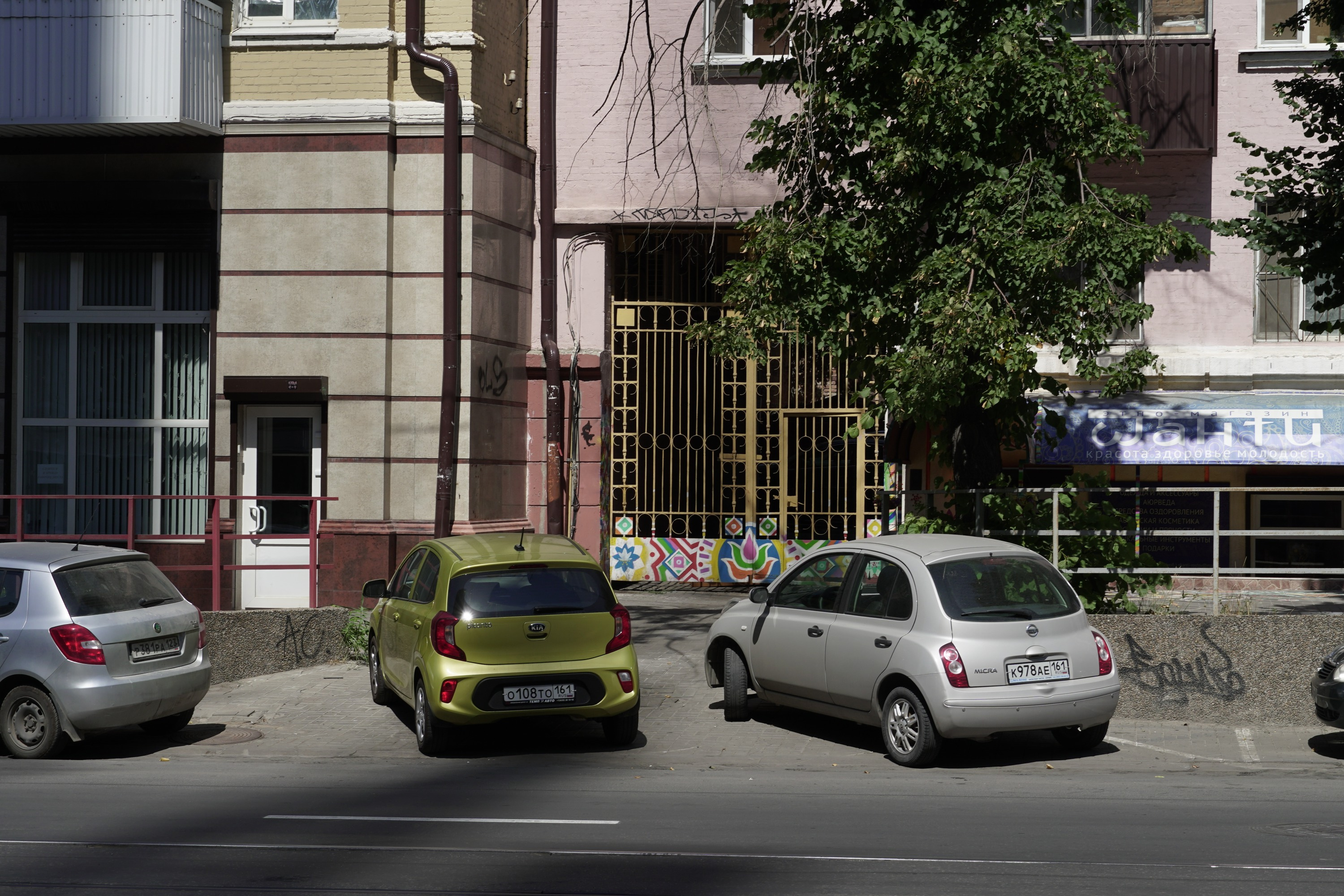Два «мастера парковки» перекрыли выезд из двора на Горького. Что они чувствовали, если бы это им перекрыли вход в их собственный двор?<br>