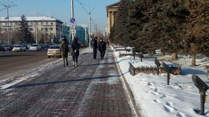 Полиция оцепила квартал с участниками несанкционированного митинга за чистое небо в Красноярске