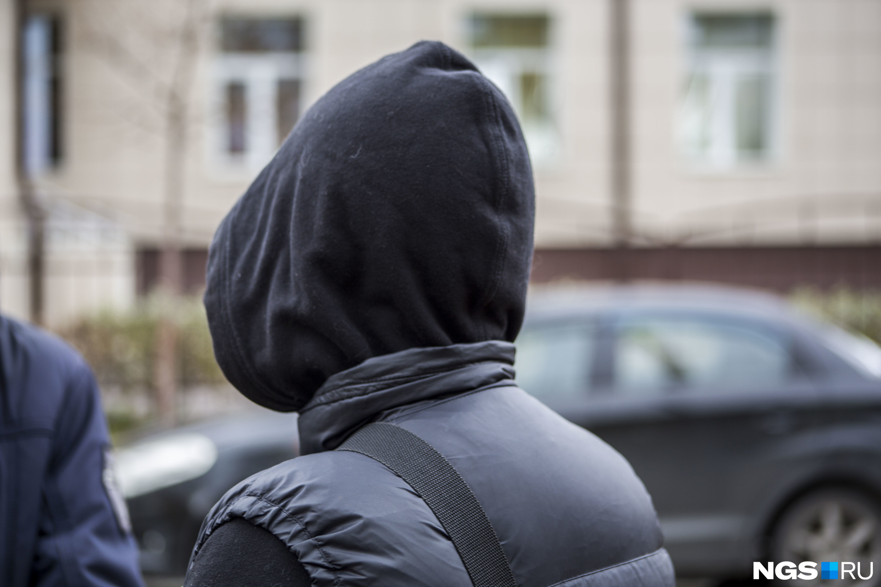 Школьников распустили по домам, но они слишком переволновались из-за случившегося и не спешили расходиться