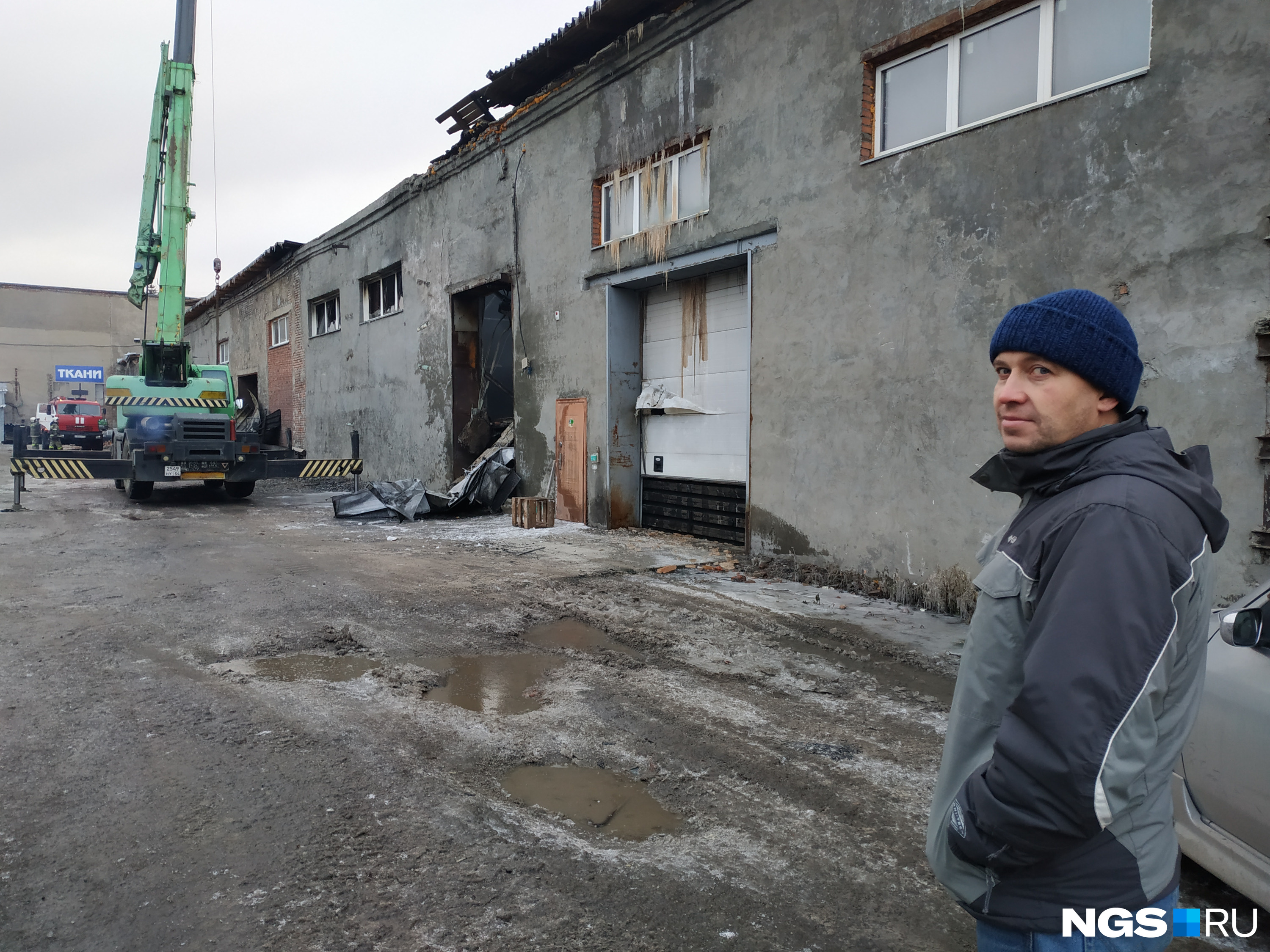 Алексей Морозов пока еще не знает масштаба последствий: пожарные разгребают завалы, внутри помещения мужчина еще не был