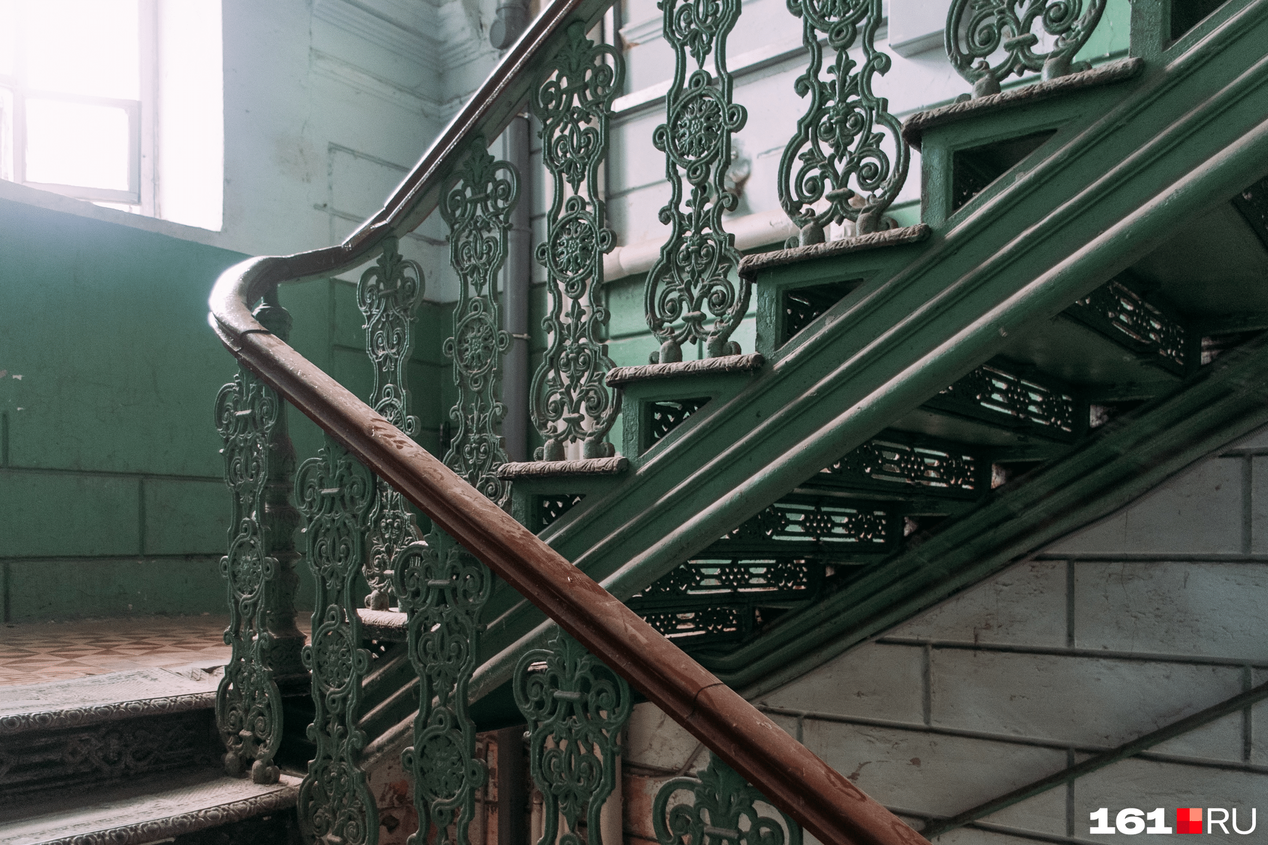 Чугунная лестница и ограда