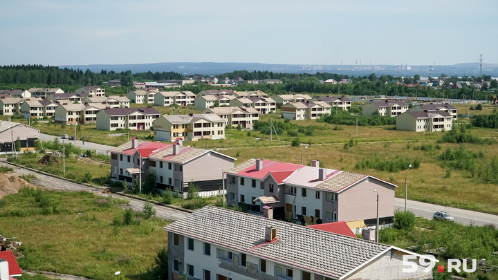 Убирают окна, откручивают сайдинг: смотрим, как в Березниках сносят 58 домов за 1,4 миллиарда рублей