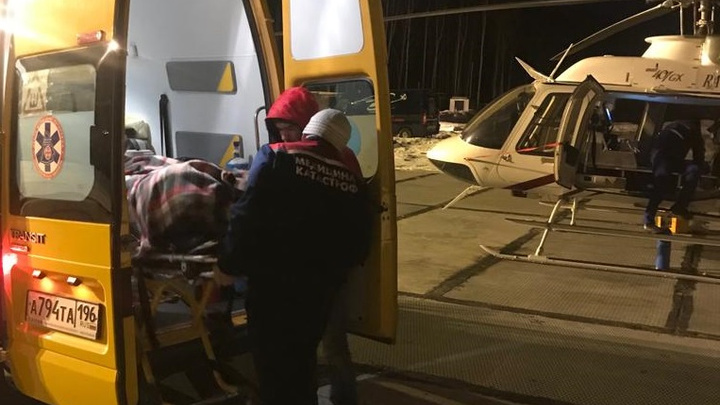 В Екатеринбург на вертолете доставили 10-летнюю девочку, на которую упало стекло