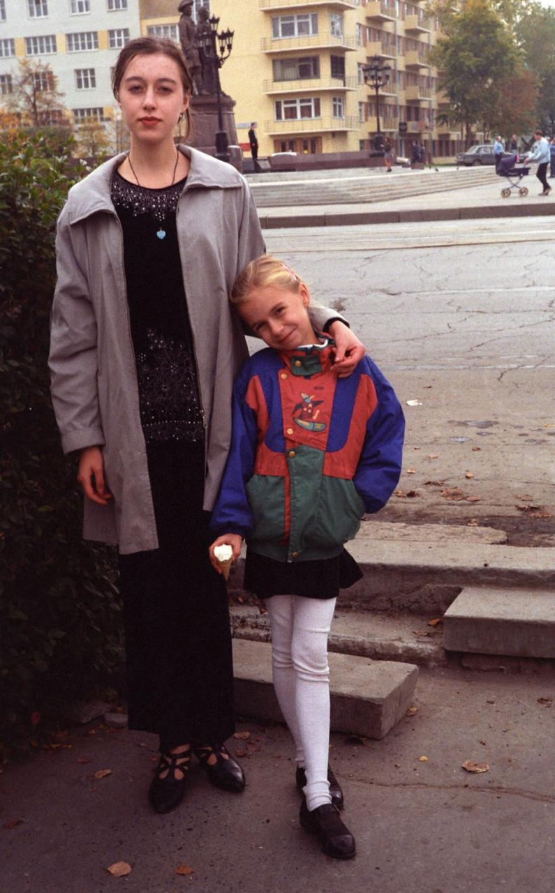 А вот Евгения Капитонихина, пресс-секретарь Ельцин-центра, где будет проходить фестиваль «Слова и музыка Свободы», с младшей сестрой — август 1998 года 
