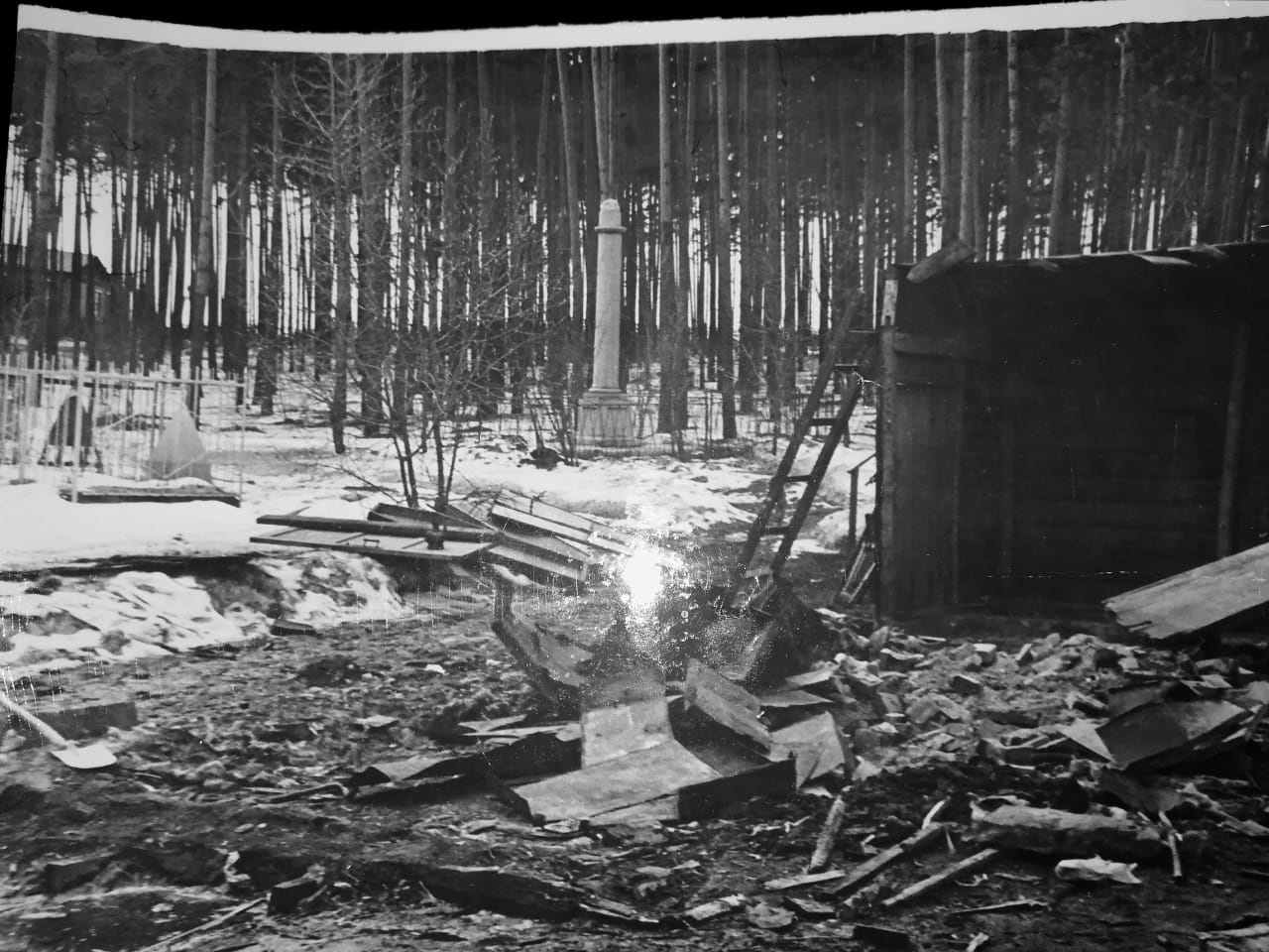 Раньше стела стояла на Мусульманском кладбище. Затем она исчезла. Это фотография из архива общественной организации «Уральский хронотоп»