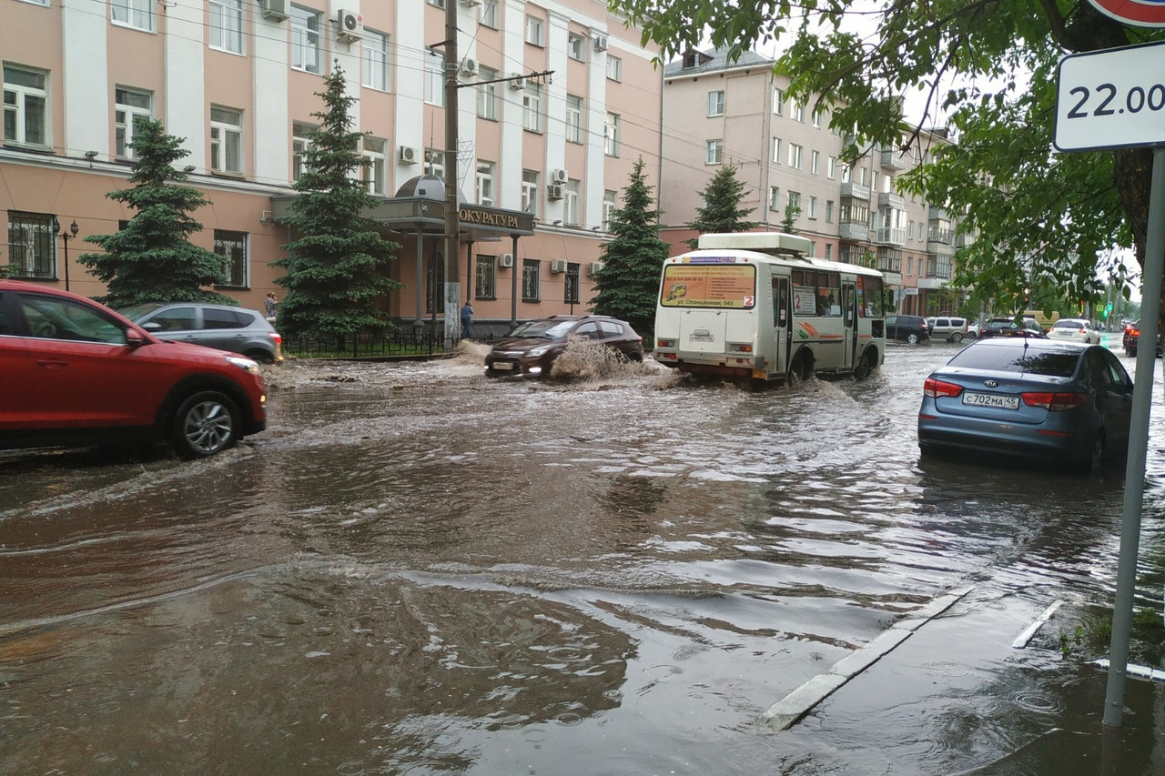 Наводнение в городе кургане. Потоп в Кургане. Курган дождь. Ливень Курган. Затопленные дороги Курган.