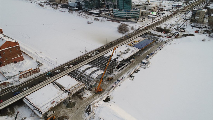 Прокладывают трубопровод и переносят грунт: смотрим с высоты, как реконструируют Макаровский мост