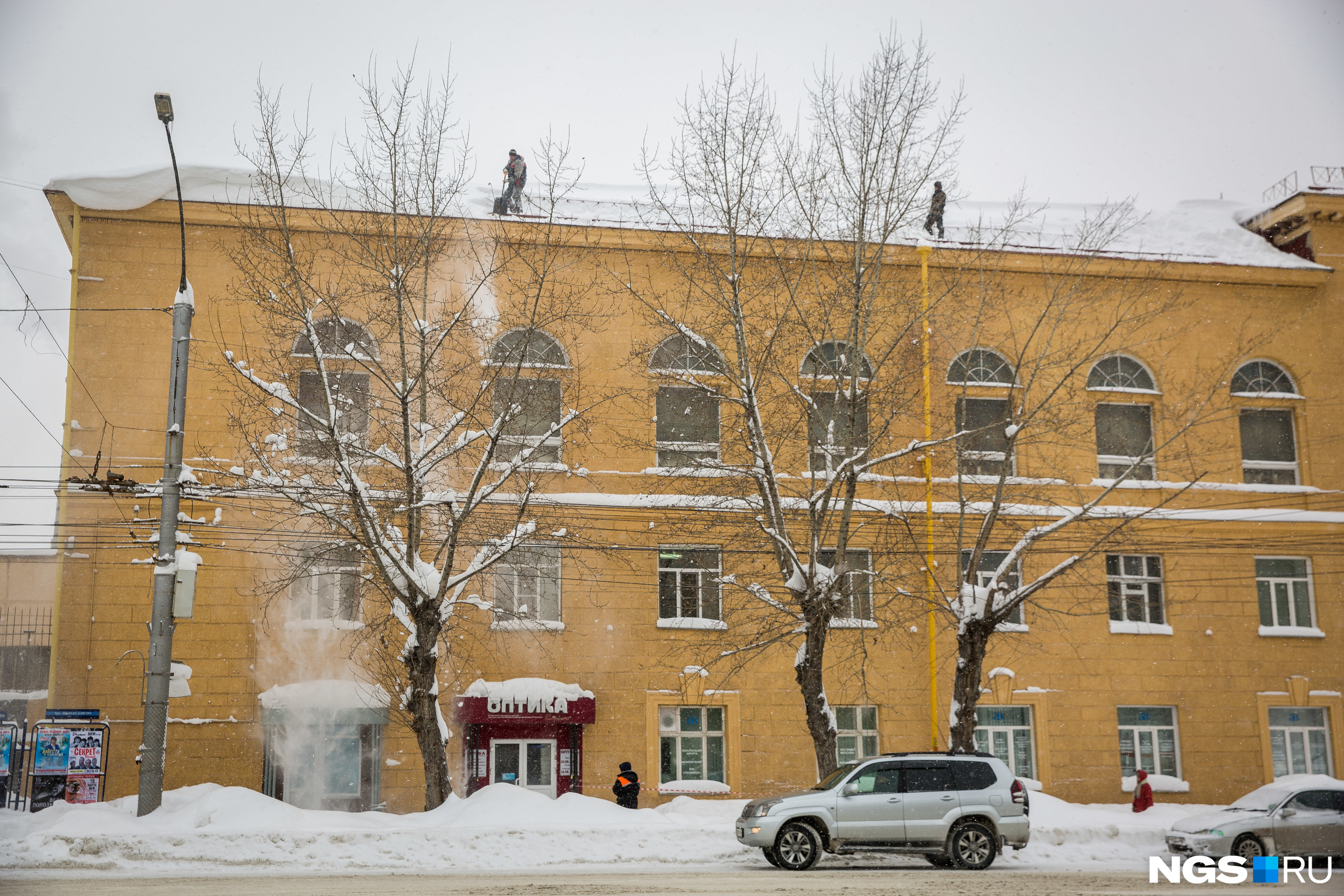 Люди падают с крыш домов