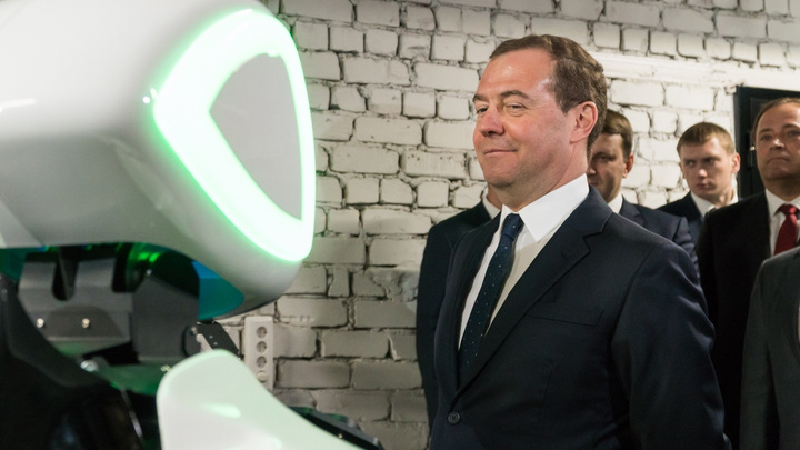 Улыбки, танцы и много роботов. Визит Дмитрия Медведева в Пермь в 10 забавных фотографиях