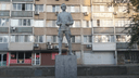 «Городу он не нужен»: в Волгограде разрушающийся памятник революционеру охраняет пивнушку