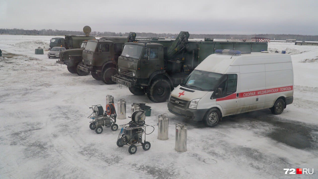 В полной боевой готовности встречали людей, прибывших военным бортом из Китая В полной боевой готовности встречали людей, прибывших военным бортом из Китая