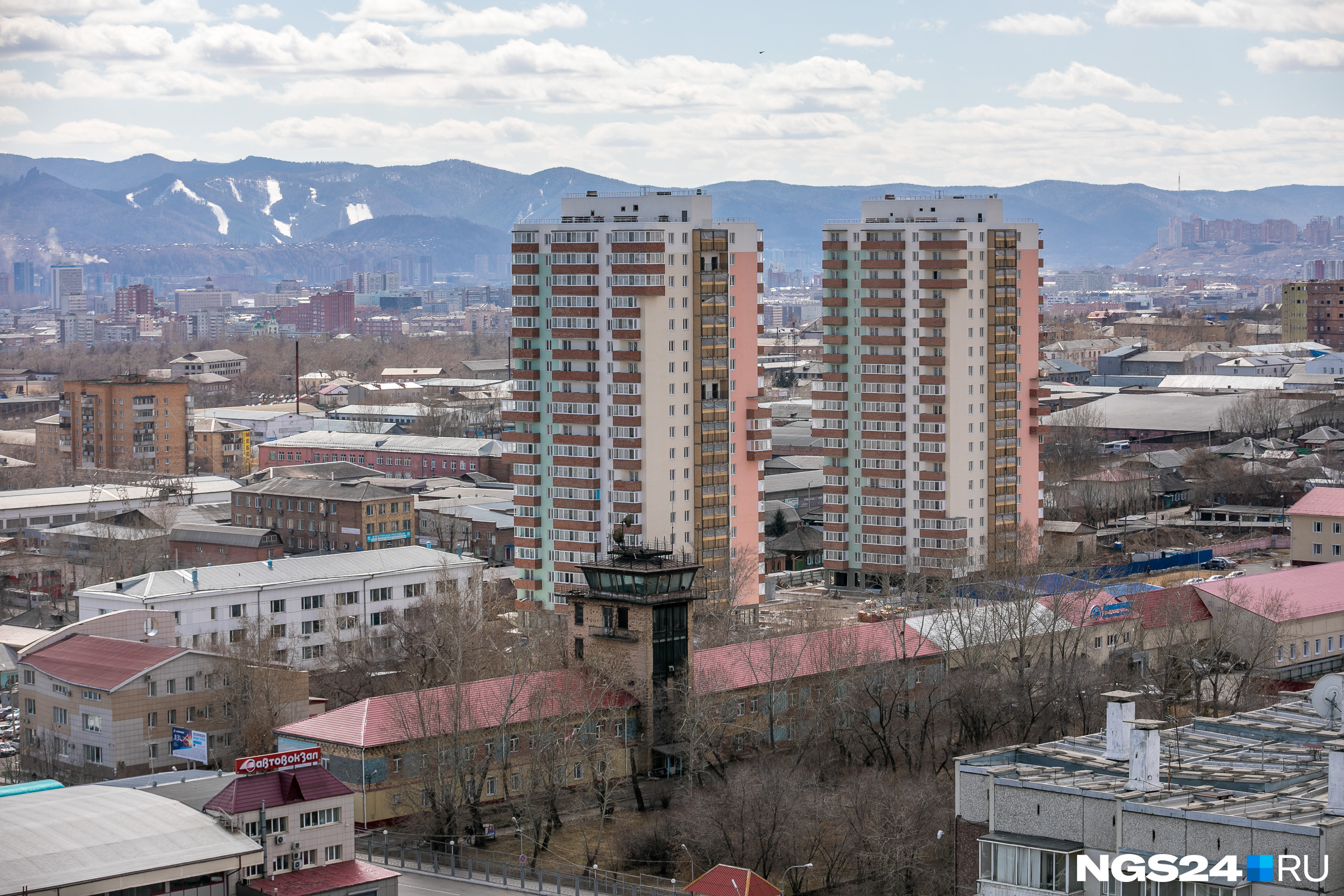 Дома соседствуют с частным сектором, но от них рукой подать до «Взлетки» и центра Дома соседствуют с частным сектором, но от них рукой подать до «Взлетки» и центра