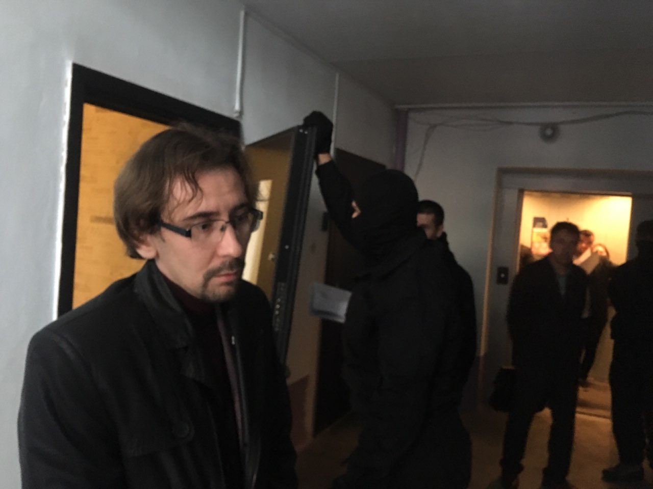 В квартире Вострикова силовики провели пять часов В квартире Вострикова силовики провели пять часов