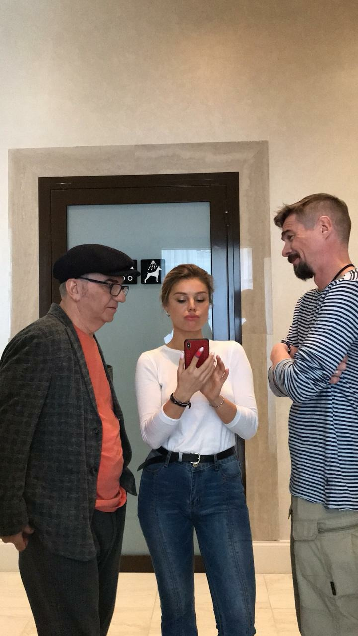 У дверей квартиры, в которую должен войти дерзкий SMM-щик У дверей квартиры, в которую должен войти дерзкий SMM-щик