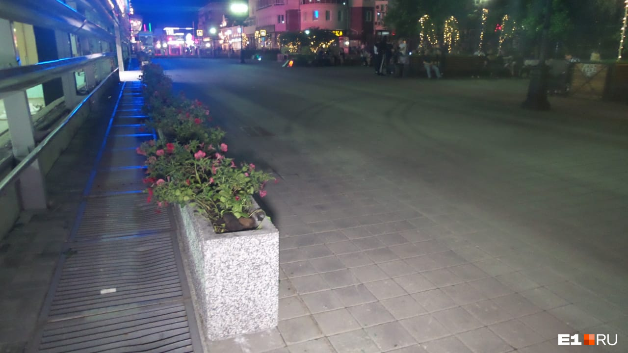 Клумбы поставили с другой стороны, на пешеходную зону вдоль парковки Клумбы поставили с другой стороны, на пешеходную зону вдоль парковки