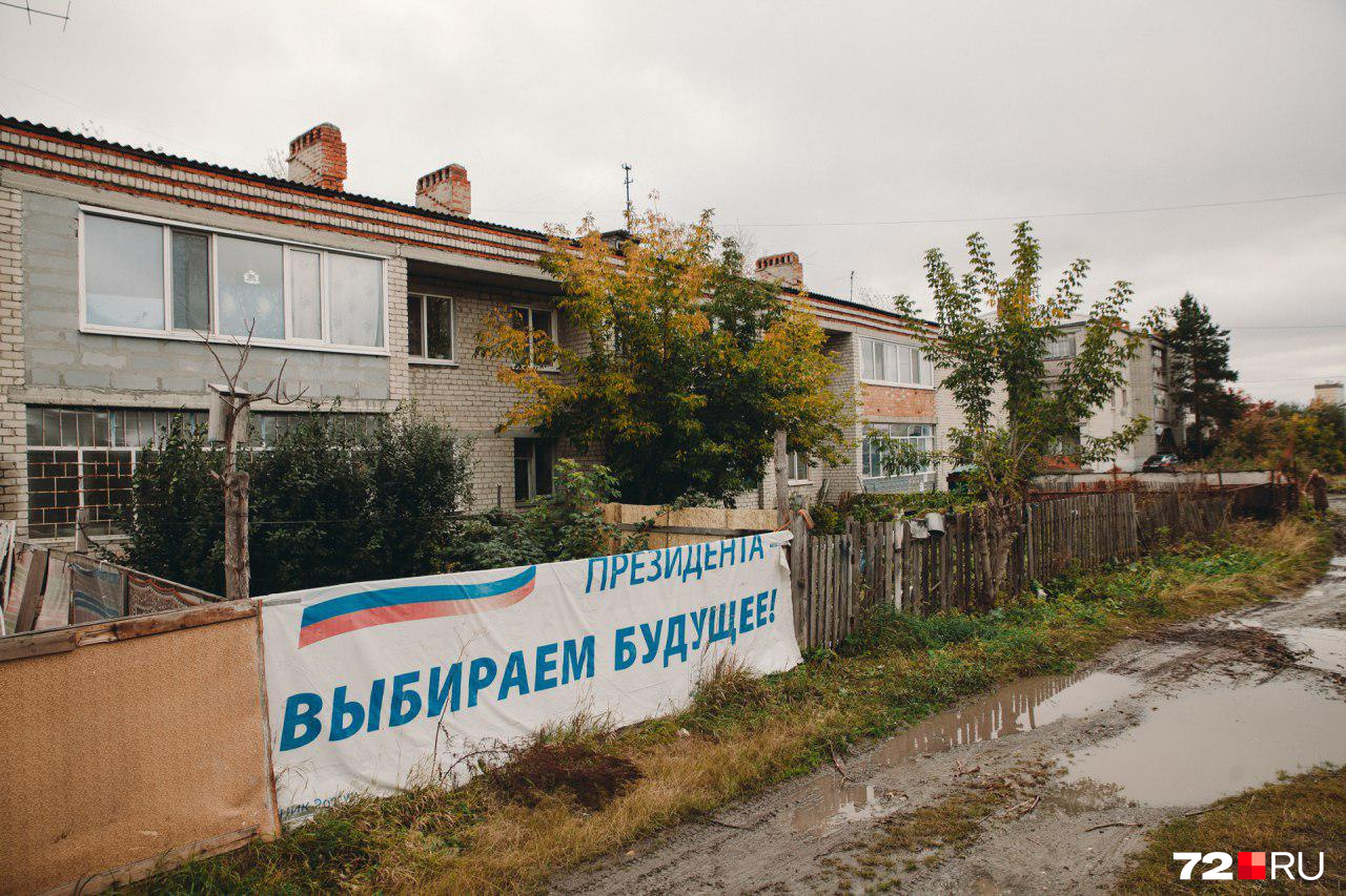 Некоторые дома больше похожи на Старую Лесобазу. Тоже огороды под окнами, но только двухэтажки кирпичные Некоторые дома больше похожи на Старую Лесобазу. Тоже огороды под окнами, но только двухэтажки кирпичные