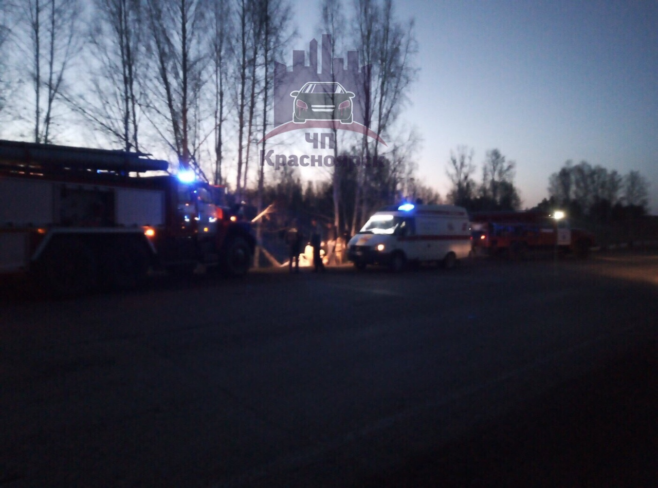 На место приезжали спасатели и медики На место приезжали спасатели и медики