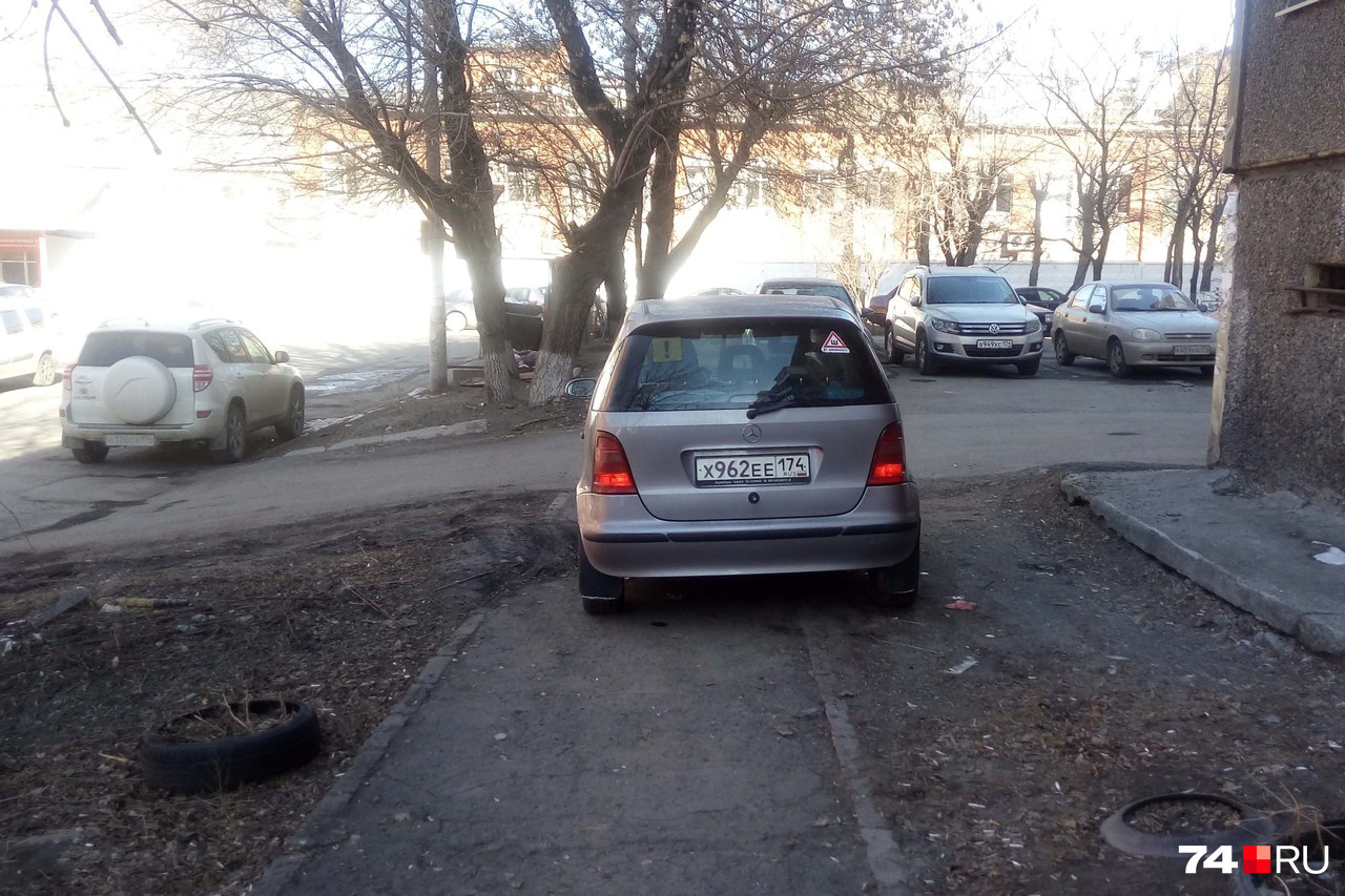 Mercedes на тротуаре у дома № 92 по улице III Интернационала. По словам автора, водитель — солидная тётя, но судя по восклицательному знаку на стекле — начинающий. Автор подчёркивает, что кругом много свободных мест, но тётю, вероятно, волнует сохранность автомобиля, поэтому ставит под окна Mercedes на тротуаре у дома № 92 по улице III Интернационала. По словам автора, водитель — солидная тётя, но судя по восклицательному знаку на стекле — начинающий. Автор подчёркивает, что кругом много свободных мест, но тётю, вероятно, волнует сохранность автомобиля, поэтому ставит под окна