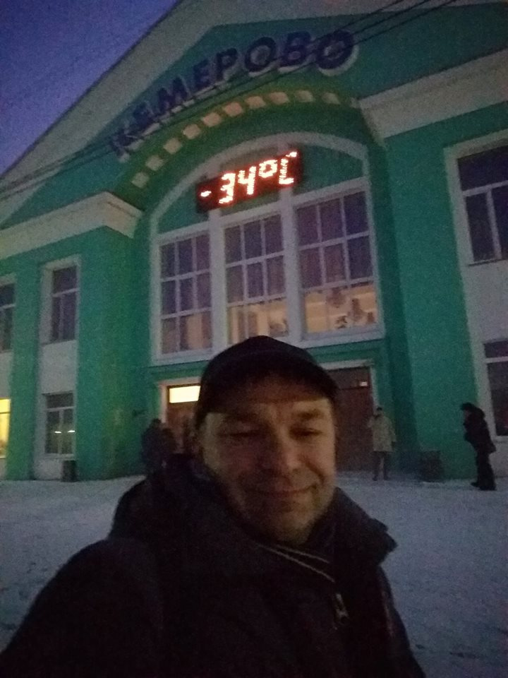 Красноярец Олег Ровда показывает, что в Красноярске холоднее, чем у соседей