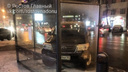 Не надо стесняться: в Ростове автохам припарковался под козырьком автобусной остановки