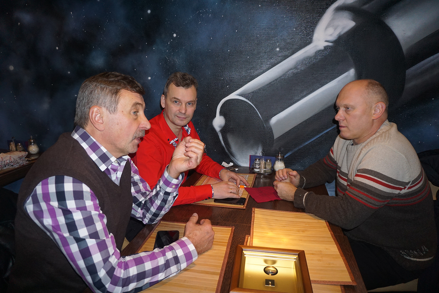 Слева направо: космонавт Александр Лазуткин, Владимир Анискин и космонавт Олег Артемьев