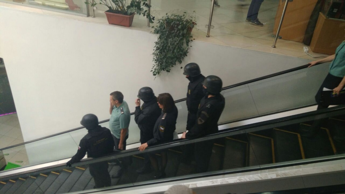 Май 2018 года, судебные приставы закрывают торговый центр «Марс» при поддержке спецназа Май 2018 года, судебные приставы закрывают торговый центр «Марс» при поддержке спецназа