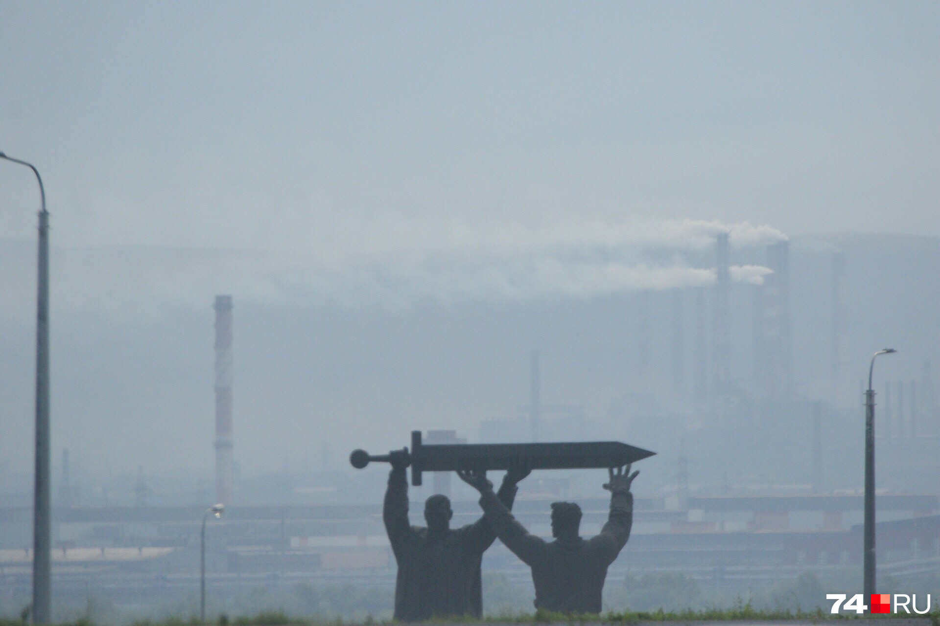 Монумент «Тыл — фронту» традиционно на фоне дымящего ММК