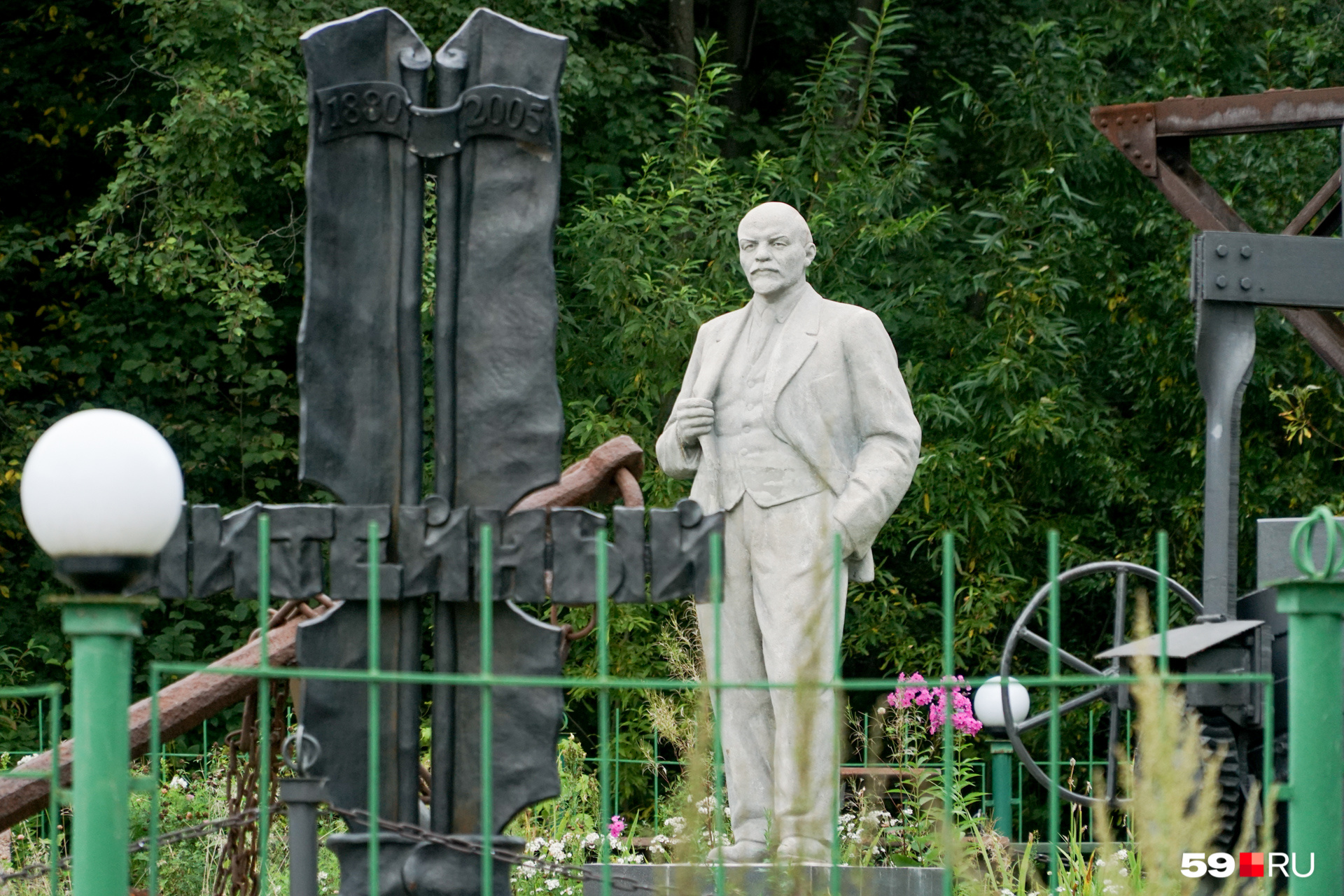 В музее собраны различные промышленные памятники из Чусового. Среди них оказался и памятник Ленину. Говорят, его привезли после закрытия одного из уральских заводов