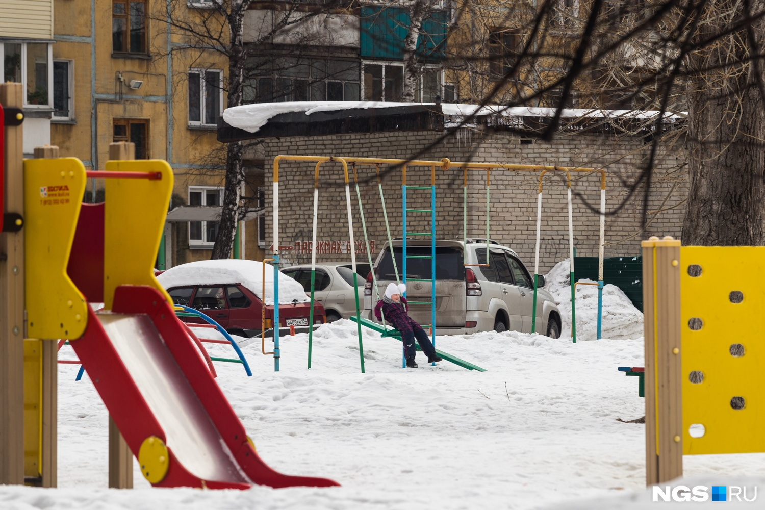Жильцы «Шлюза» пожаловались на парковку посреди детской площадки в марте  2019 года - 19 марта 2019 - НГС