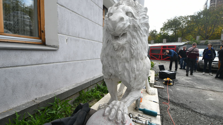 Назад, в 40-е: реставраторы создадут 3D-модель львов за Оперным, чтобы вернуть им первоначальный вид