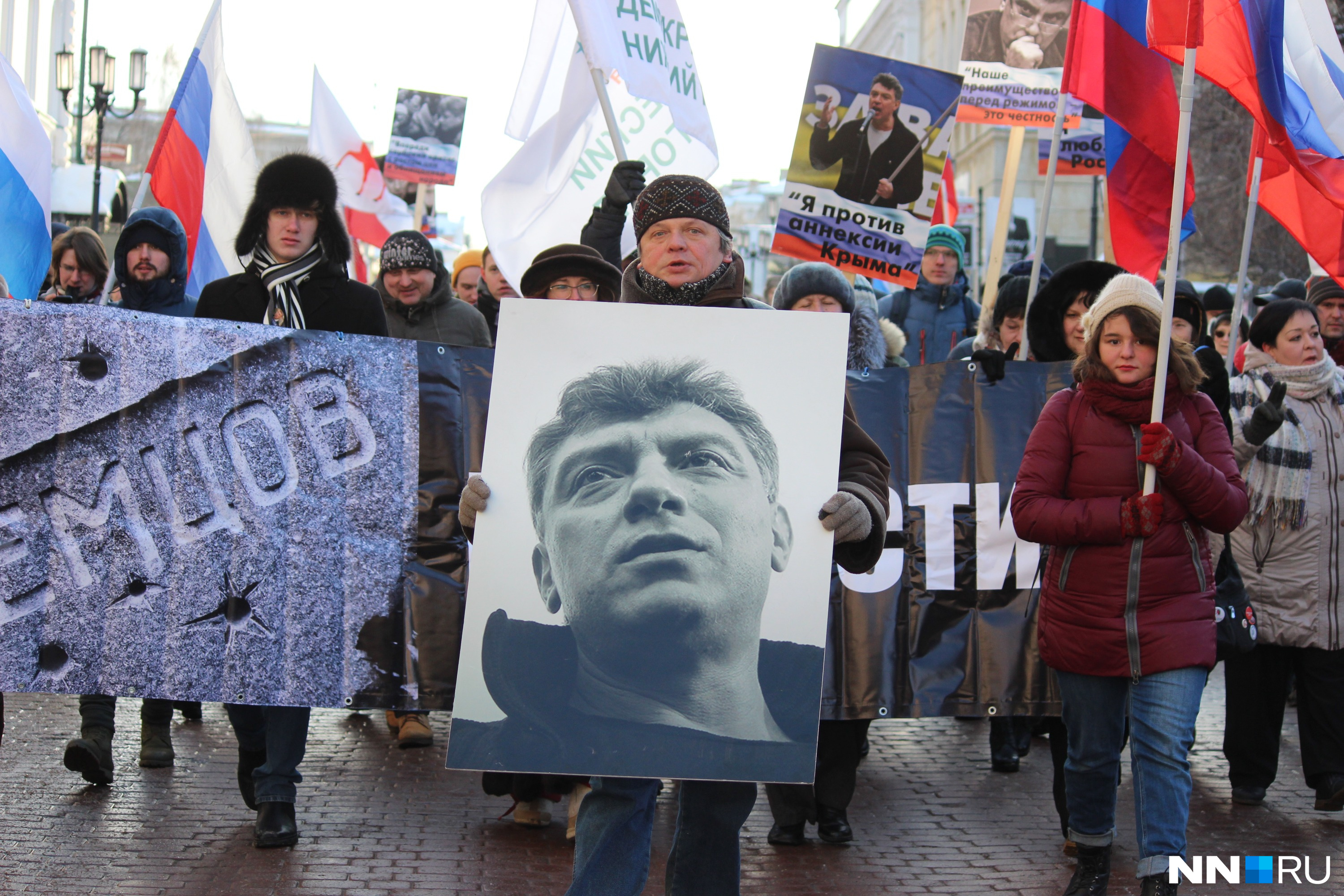 Правозащитник Станислав Дмитриевский с портретом Бориса Немцова в руках возглавил колонну