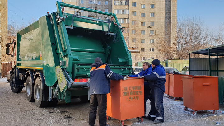 От 200-килограммового контейнера до мульды: новые мусоровозы убирают левобережье Красноярска