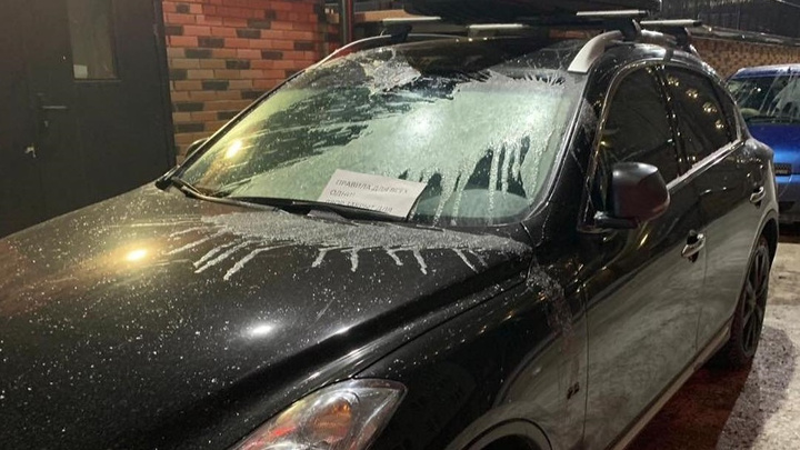 «Двор закрыт для парковки»: борцы с автохамами проткнули шины и загадили окна машинам в Покровском
